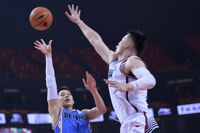 广东宏远训练开放日,训练课后更衣室发声引观众欢呼,欧冠在即,控场能力成焦点的简单介绍 广东宏远训练开放日,训练课后更衣室发声引观众欢呼,欧冠在即,控场能力成焦点的简单介绍